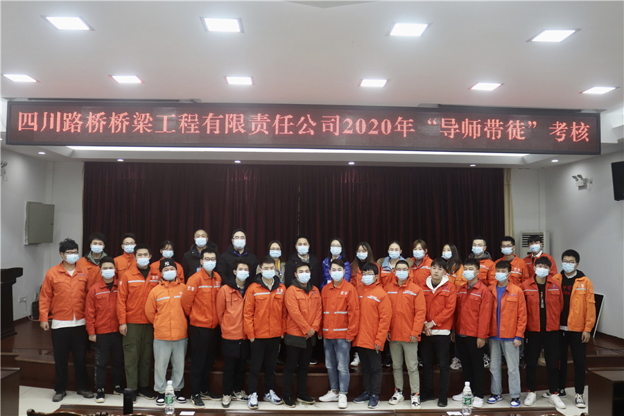 考试人员合影.jpg 考试人员合影.jpg