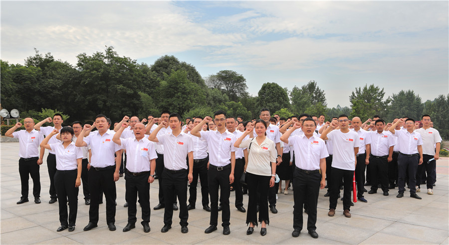 烈士陵园 先党员宣誓.jpg