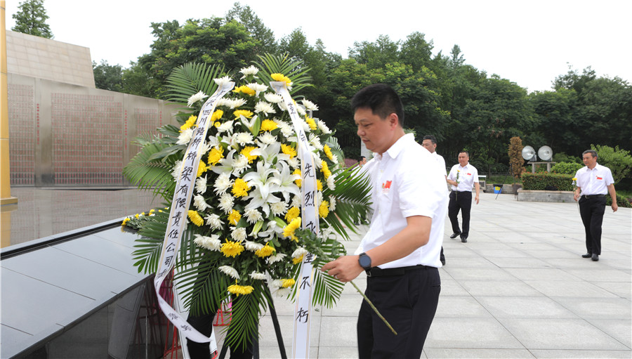 烈士陵园 进献花篮.jpg