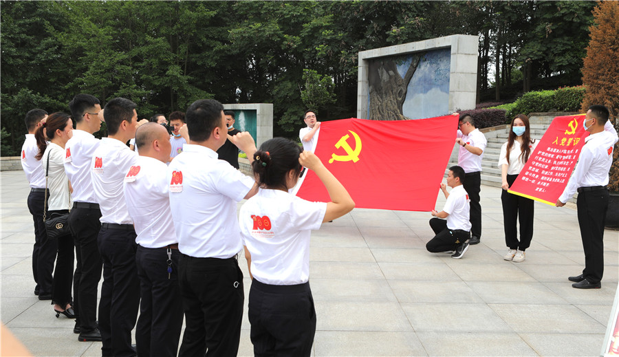 烈士陵园 先党员宣誓 侧.jpg