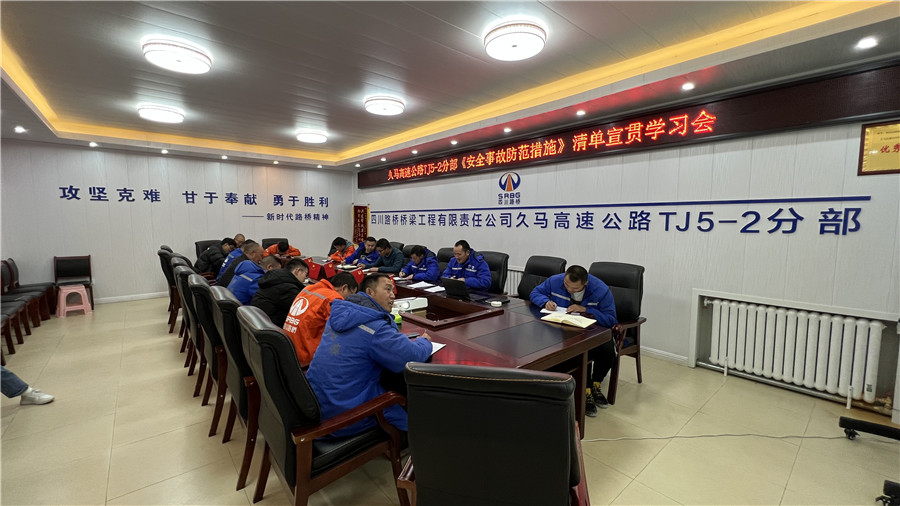 项目管理人员正在完成练习题.jpg 项目管理人员正在完成练习题.jpg